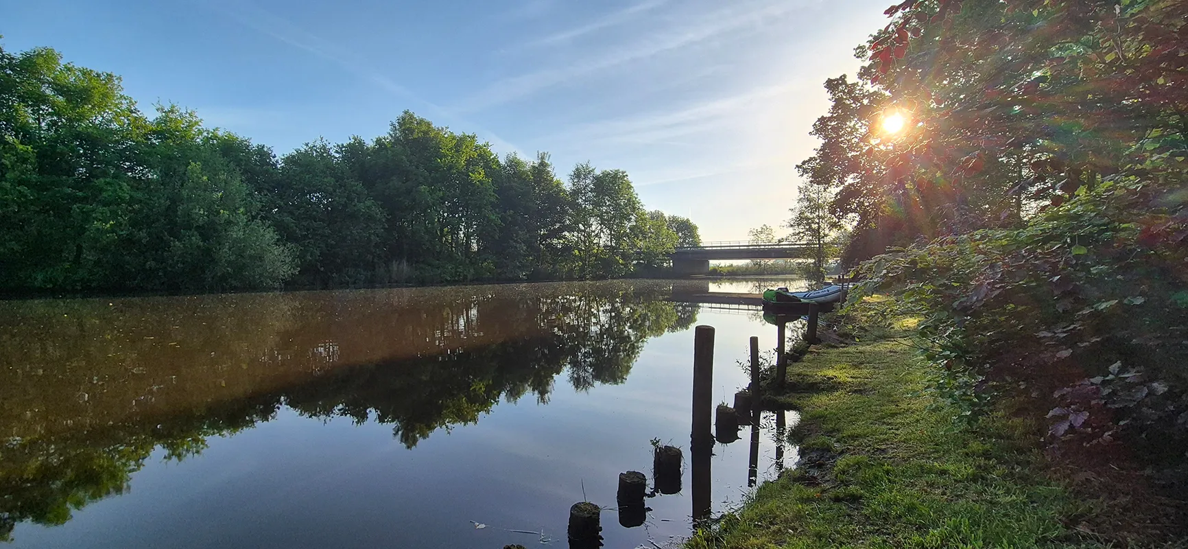 Stellplatz 123 direkt am Wasser auf Camping Wedderbergen mit Blick nach rechts
